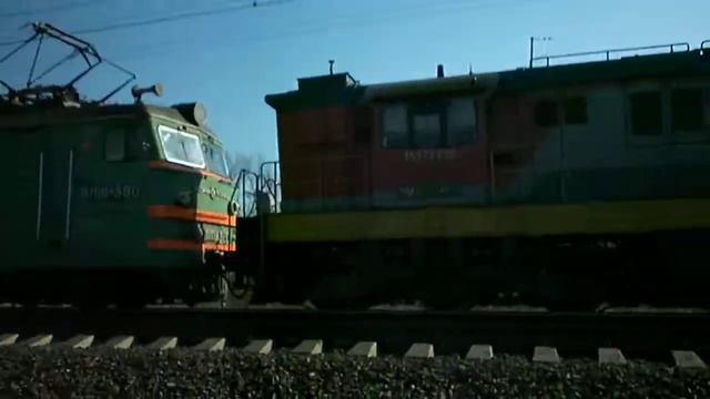 Электровоз ВЛ10У-380 с перегоняемым тепловозом ЧМЭ3Т-6383 и грузовым поездом смотреть онлайн
