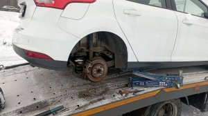 Прикипели колодки, машина долго стояла на ручнике.