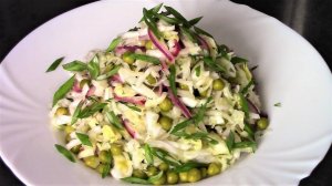 Салат из капусты с зеленым горошком.