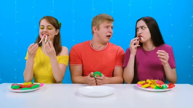 Красная еда vs Синяя еда Челлендж | Смешные Челленджи с RaPaPa Challenge смотреть онлайн