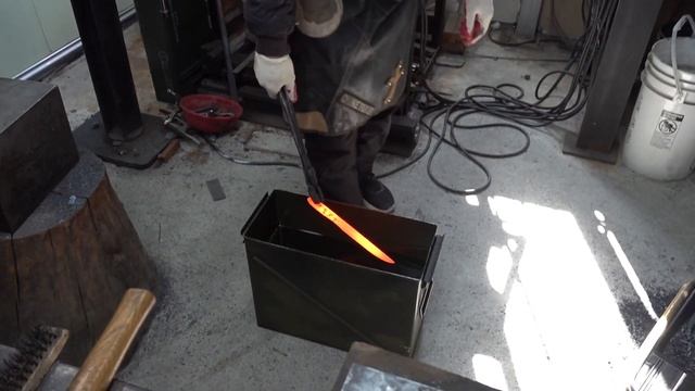 Потрясающий! Процесс изготовления дамасского ножа с красивыми узорами. смотреть онлайн