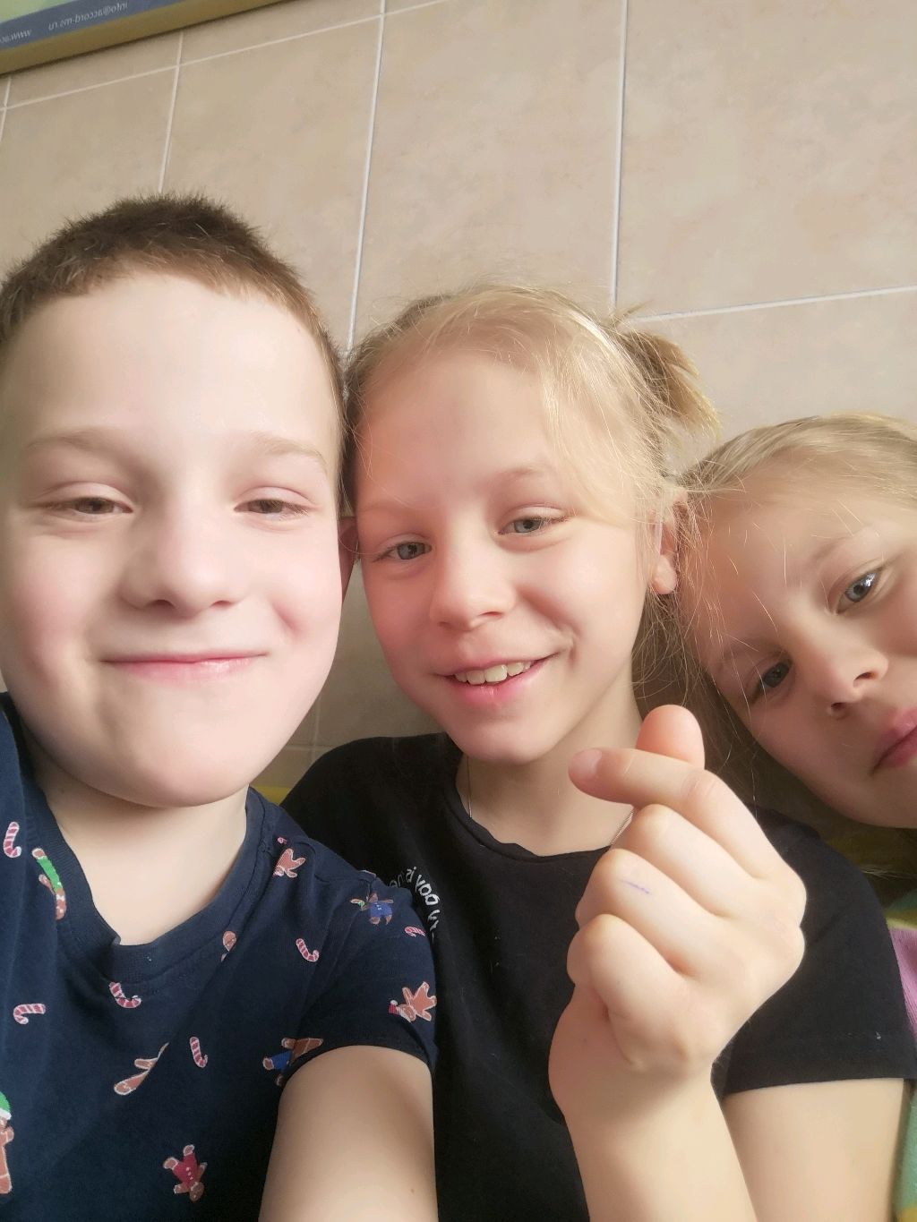 Я Алёна и Настя