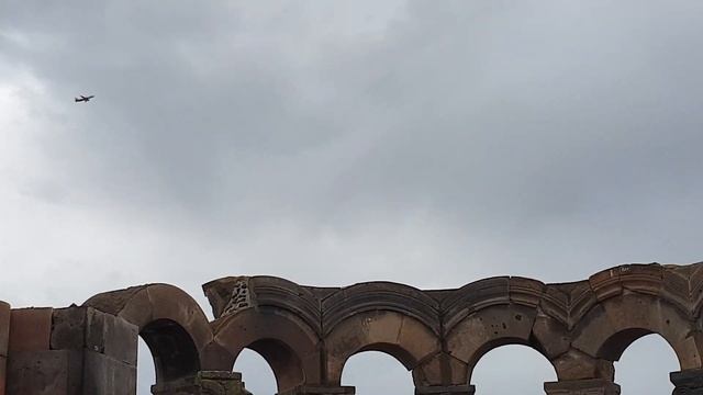 Самолёт над Звартноцем смотреть онлайн