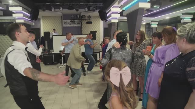 Два команды, кто кого перетанцует