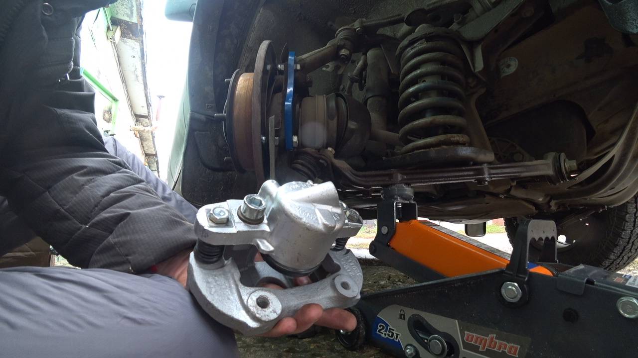Установка Суппорта от Ваз 2108 на Ниву Шевроле 2123-2121. Прокачка тормозов одним человеком смотреть онлайн