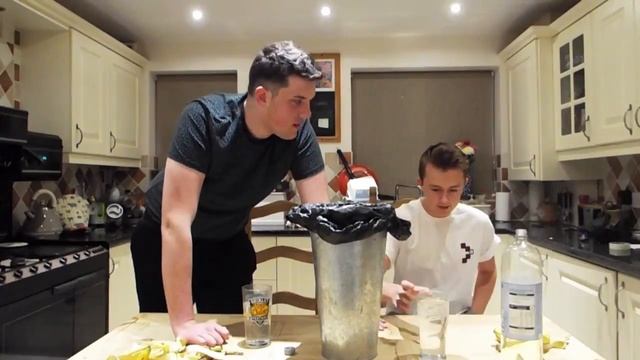 Banana & Sprite challenge *VOMIT ALERT* смотреть онлайн