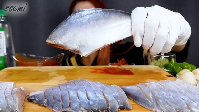 [Mukbang]🐟뼈째먹는 생선 병어회 먹방😋대박!고소하죠~🤤RAW SILVER POMFRETマナガツオの刺身 ซาซิมิ Butter Fish ASMR | 쎄미 смотреть онлайн