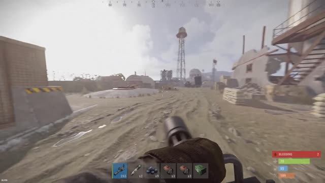 Зарядка минигана и сбор снаряжения в Rust на военной базе в пустыне смотреть онлайн