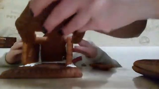 Делаем домик из пряников !!!!!😍😍😍😜😜😜😄😄😄😚😚😚😘😘😘🐼🐼🐼😁😁😂😂🎼🎼📱📱🍪🍪🍪🍪🍫🍫