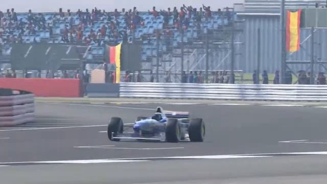 Taking a Lap with Damon Hill's 1996 Championship winning Williams on the Iconic Silverstone Circuit смотреть онлайн