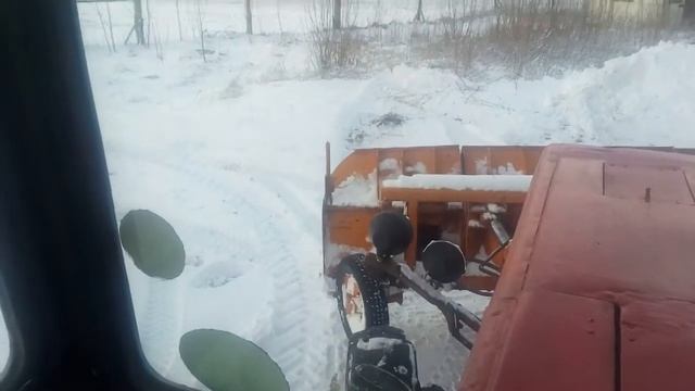 úklid sněhu mtz 82. уборка снега мтз 82. две лапаты обе на резиновых ножах. смотреть онлайн