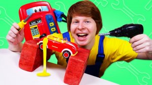 Почему у Кабриолета быстро закончился бензин? Чиним игрушки! Видео про машинки для детей