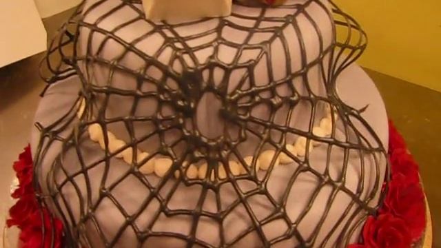 Cake Decorating : Sugarveil Icing Part 2 Roses & Skull Cake смотреть онлайн