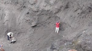 Строительство, шахтёры раскалывают камни и опускают песок с помощью копий