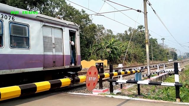 Busy Ladies Waiting at Railgate | Modern Medha & old conventional EMU Train Skip Level Crossing | E смотреть онлайн