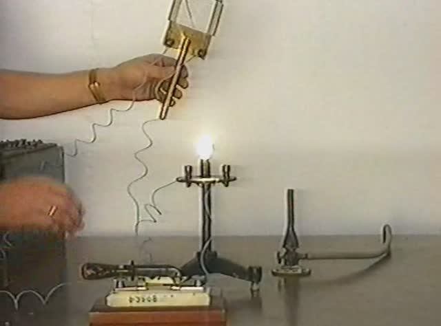 Физика. Опыты. Электричество и магнетизм. Зависимость сопротивления от температуры. Проводник смотреть онлайн