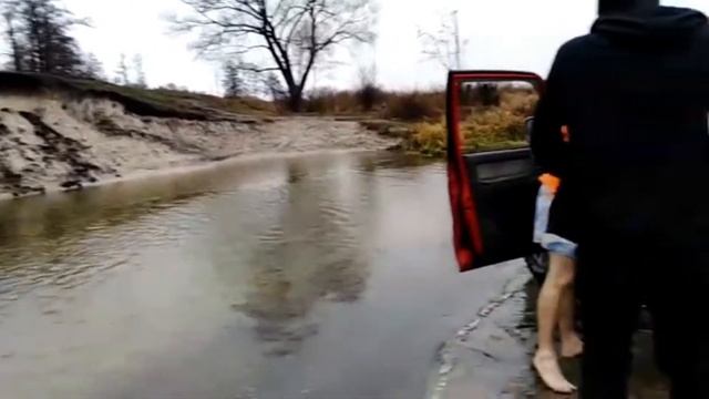 Утопили машину в луже.