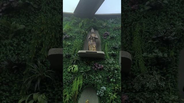 Статуи богинь в подземном дворике.