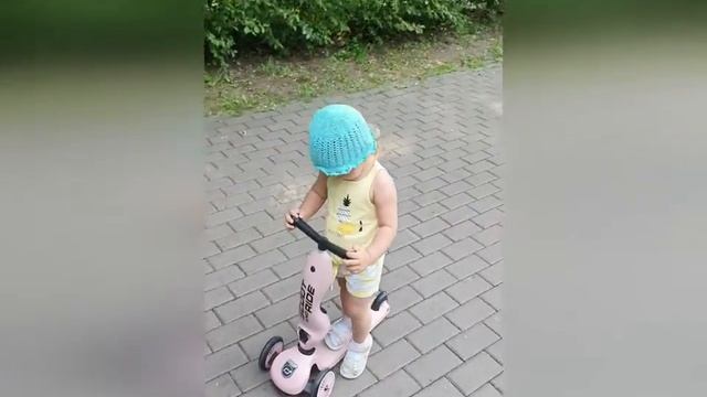 Алиса катается в парке на самокате смотреть онлайн
