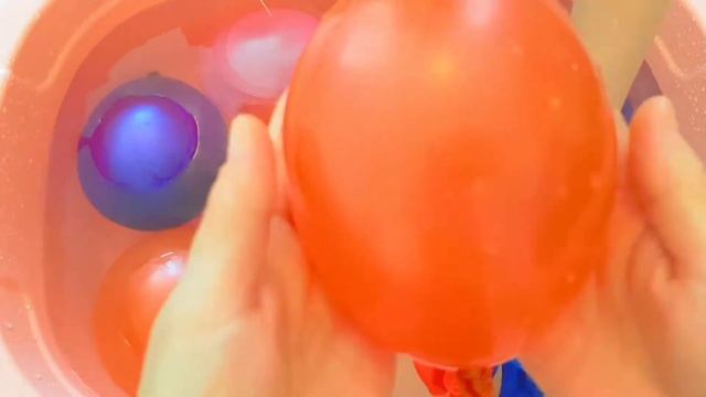 Развивающее видео Для детей Учим цвета Лопаем воздушные Шарики с водой Поем песенку На русском смотреть онлайн