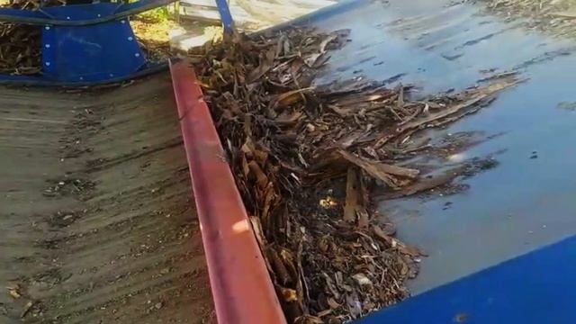 Скребковый транспортер для уборки мусора из под стола для подачи бревен смотреть онлайн