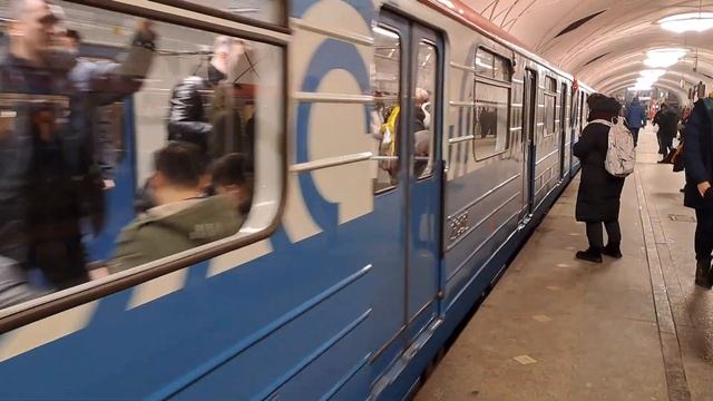 Электропоезд 81-717 Номерной мосбренд На станции аэропорт// 21 Февраля 2023 смотреть онлайн