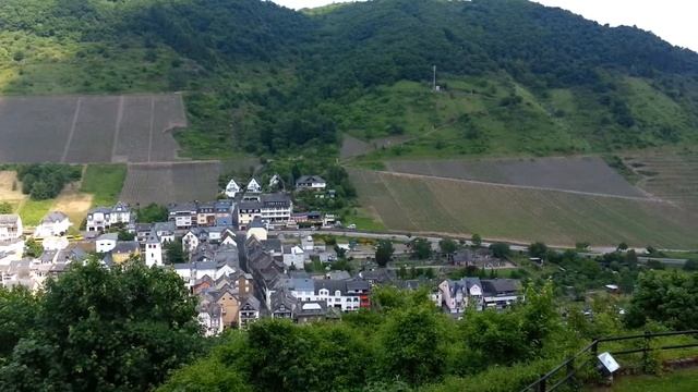 Cochem / Mosel: Blick von der Reichsburg auf den Ort смотреть онлайн