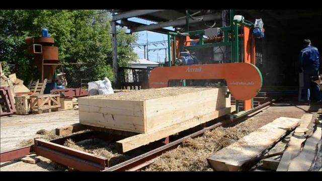 Ленточная пилорама с механизированной подачей и электронной системой выставления размеров