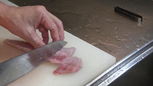 【刺身】カンパチの捌き方！ 綺麗に皮を引く、プロの包丁の使い方を伝授