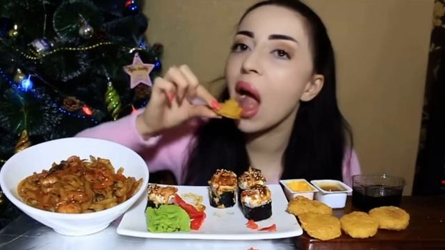 Мукбанг Айка Эмили. Вок с креветкой,роллы 🍣,НАГГЕТСЫ из макдональдса. MUKBANG Ayka Emily