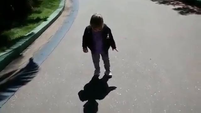 ребенок испугался собственной тени ))) смотреть онлайн