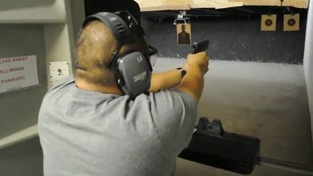 Kenny Shooting the Sig Sauer 226 Navy 9mm смотреть онлайн