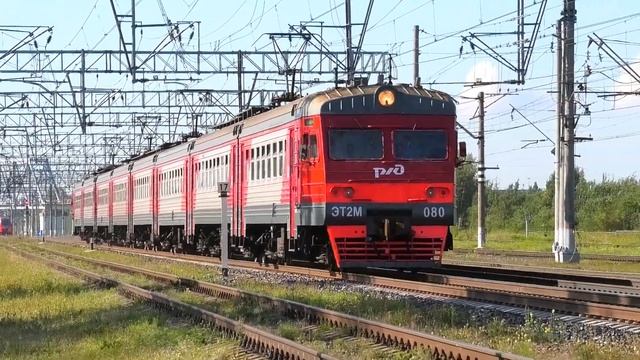 ЭТ2М-080 сообщением Санкт-Петербург — Малая Вишера прибывает на станцию Славянка смотреть онлайн
