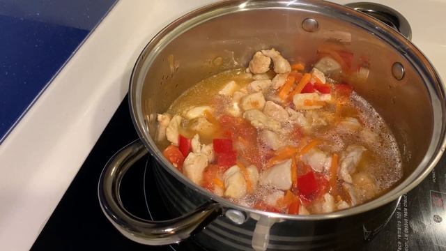 Очень сочная куриная грудка с жареной вермишелью и овощами. Невероятно вкусно!