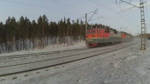 Локомотив ВЛ80 с грузовым поездом с цистернами в Сибири | Железная дорога