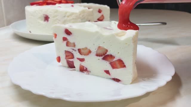 Холодный клубничный десерт — пальчики оближешь! 🍓😋 смотреть онлайн
