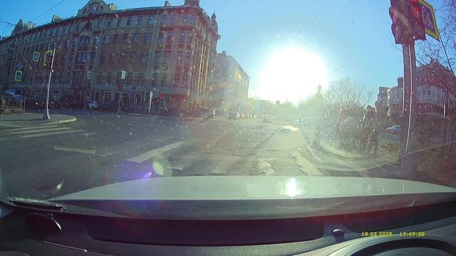 Не терпеливый, на красный.