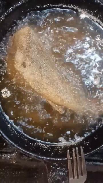 Fried FISH AND GRITS with cheese for dinner смотреть онлайн