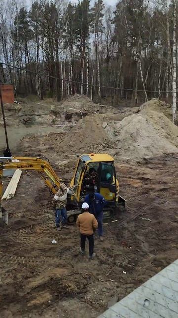 на одного рабочего 10 начальников , день сурка