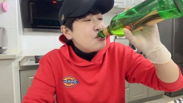 137元买5斤肥肠，中火炖一小时，盖到泡面上，味道杠杠香，真带劲