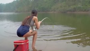 Девушка ловит большую тилапию #fishing