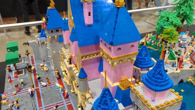 Huge LEGO Disneyland Castle! смотреть онлайн