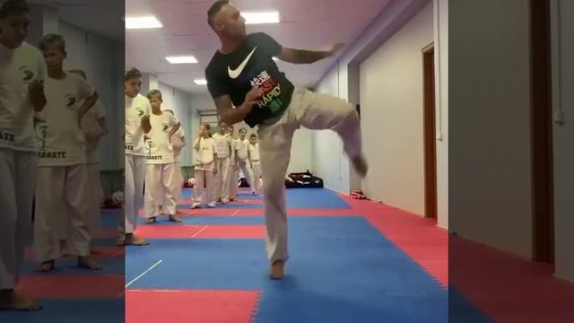 Специальная_разминка_для_удара_ног смотреть онлайн