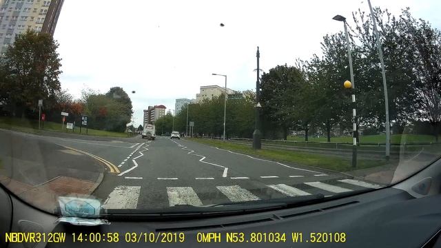 Stupid taxi driver at a Zebra crossing - Torre Road - Leeds - UK смотреть онлайн