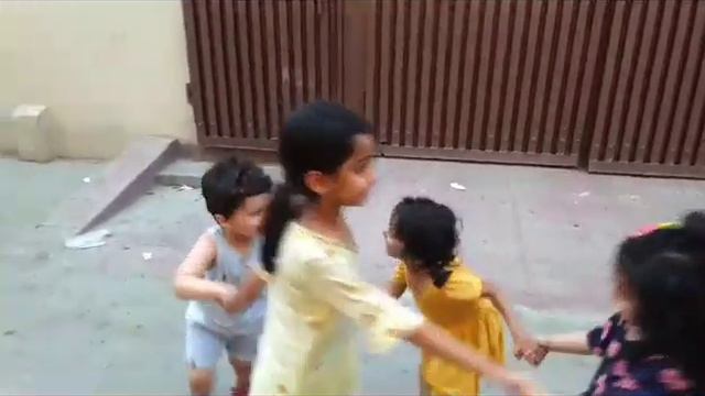 Hayyah & Hameen playing with Mahnoor & Momina смотреть онлайн