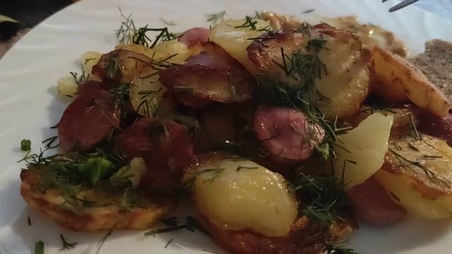 МУКБАНГ завтрак жареная картошечка с Сосисками 🍽🍟🍳🥒🥒🥒🥒☕
