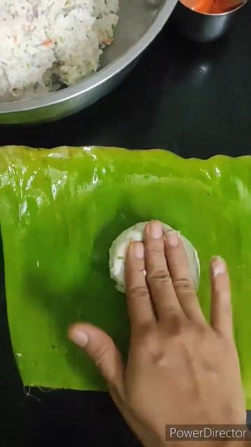Akki Roti On Banana Leaf#riceflourroti #cookingchannel #yummyfood ,😋 #food