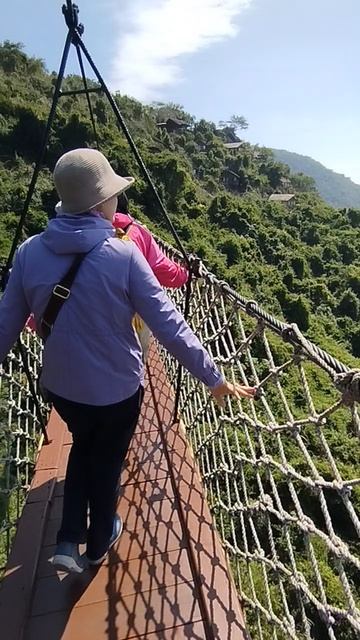 Идём по верёвочному мосту в парке Ялонг Бэй в Китае!