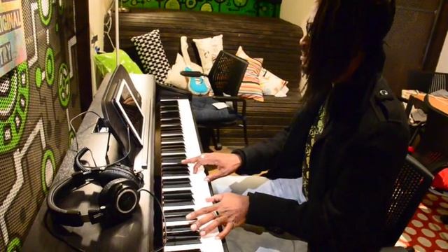 Stephen Bradley from No Doubt band interview about music and smart piano смотреть онлайн