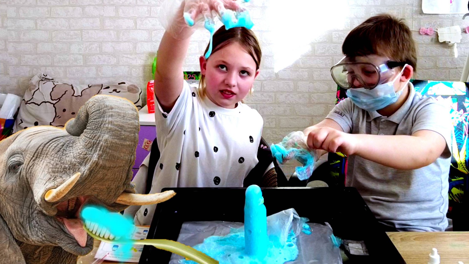 ДЕЛАЕМ ЗУБНУЮ ПАСТУ ДЛЯ СЛОНА😱🤣 эксперимент куча пены Даринелка плей смотреть онлайн